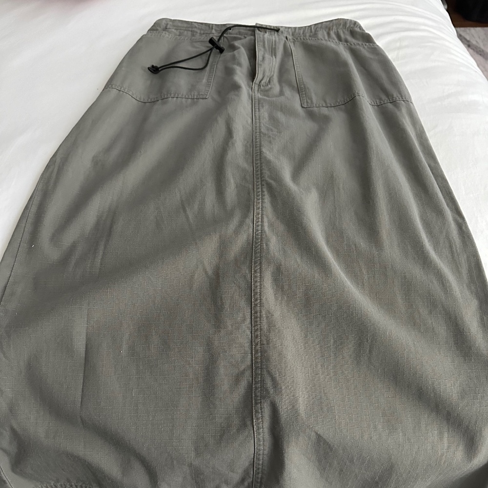 Maxi straight cotton skirt with front and back pockets.
